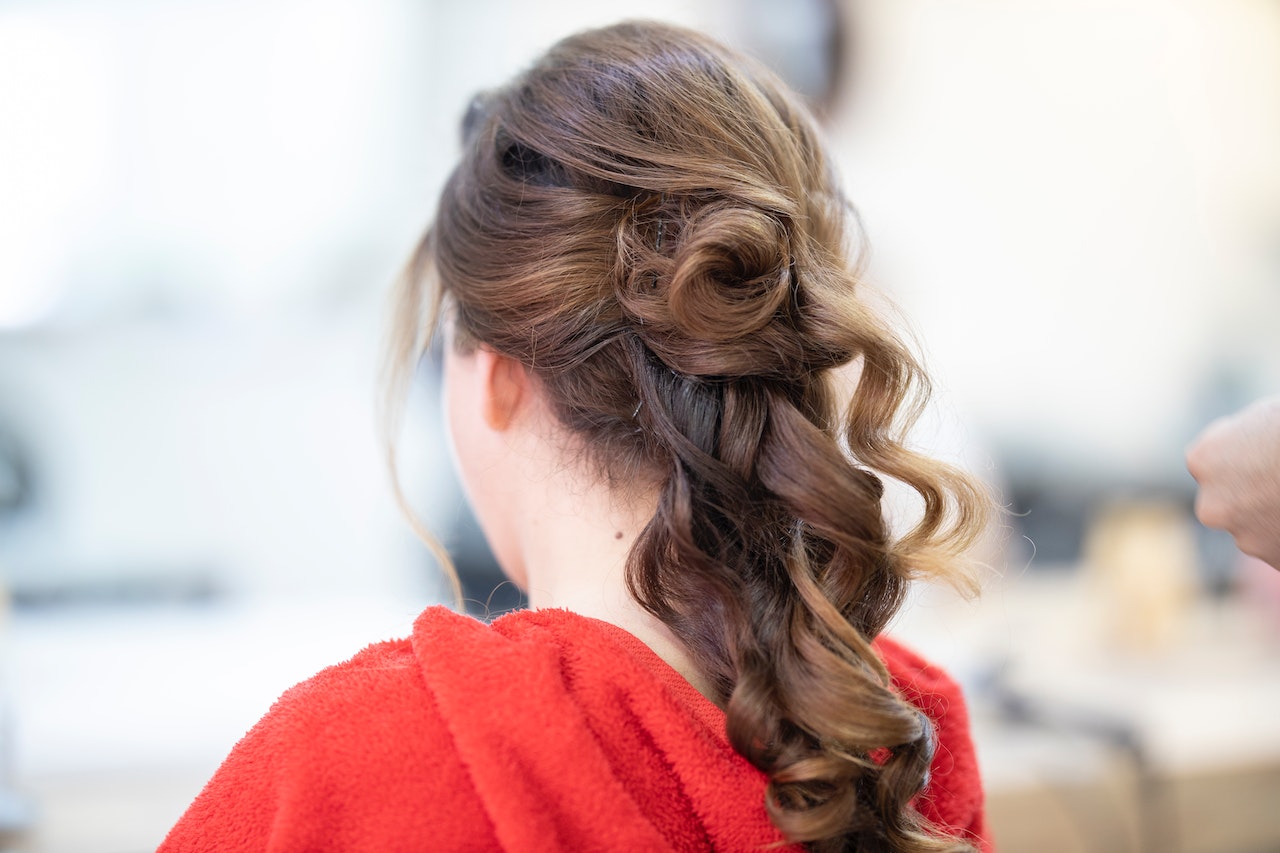 Cum să îți schimbi look-ul cu ajutorul extensiilor de păr: avantaje, dezavantaje și sfatur