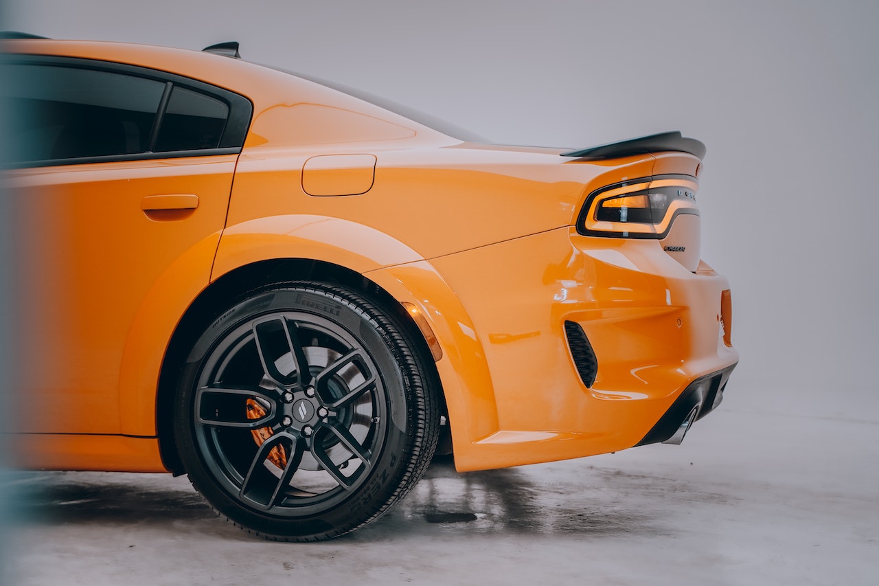Cum să îți personalizezi mașina cu colantări auto de calitate și design