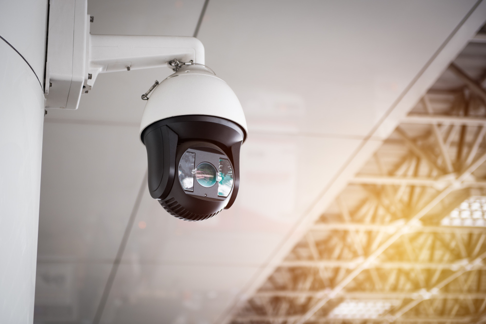 Sisteme inteligente de securitate pentru casa ta în timpul vacanței: avantaje și caracteristici