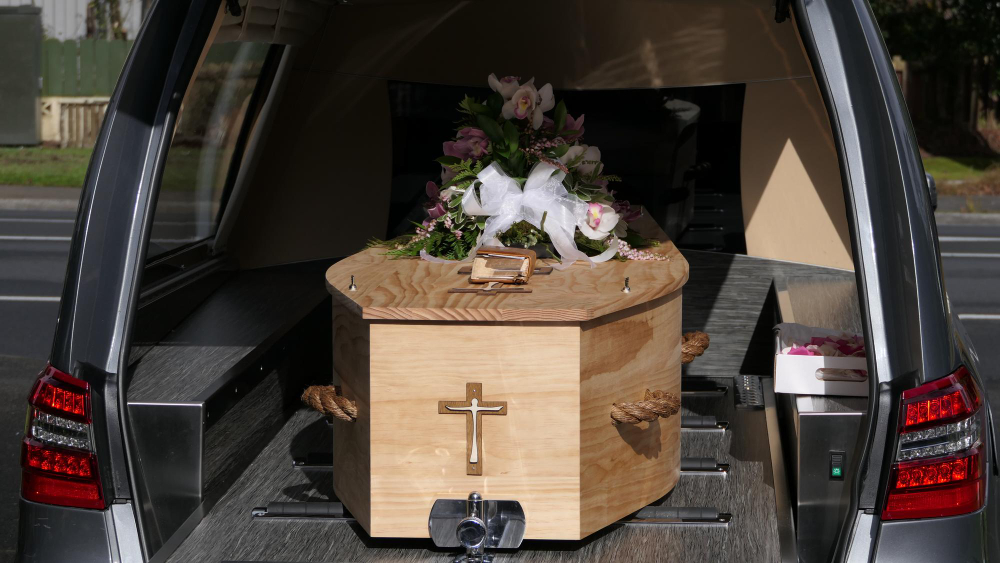 Cum se organizează transportul funerar în România și ce acte sunt necesare