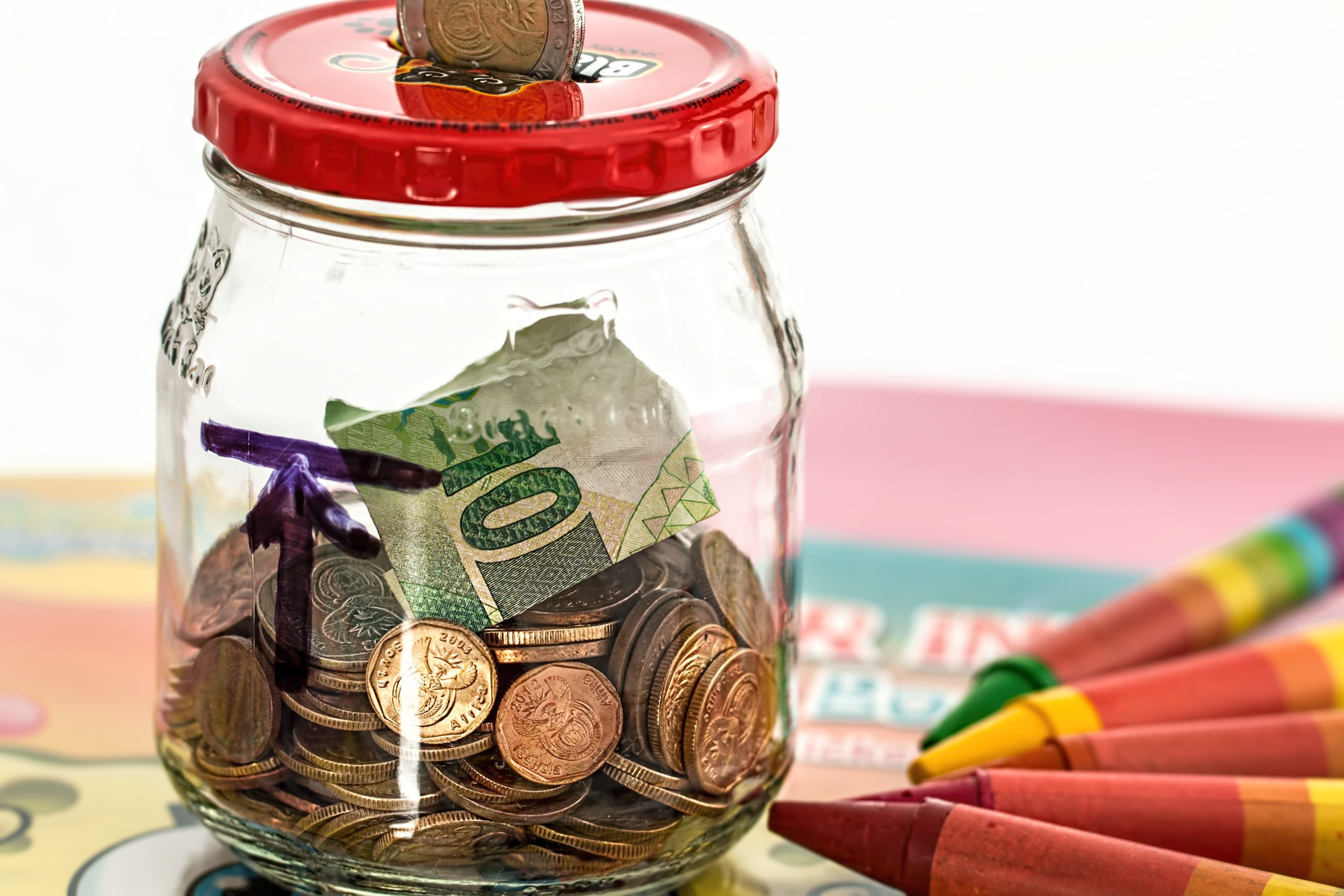 Cum să economisești bani în fiecare lună fără să îți schimbi radical stilul de viață