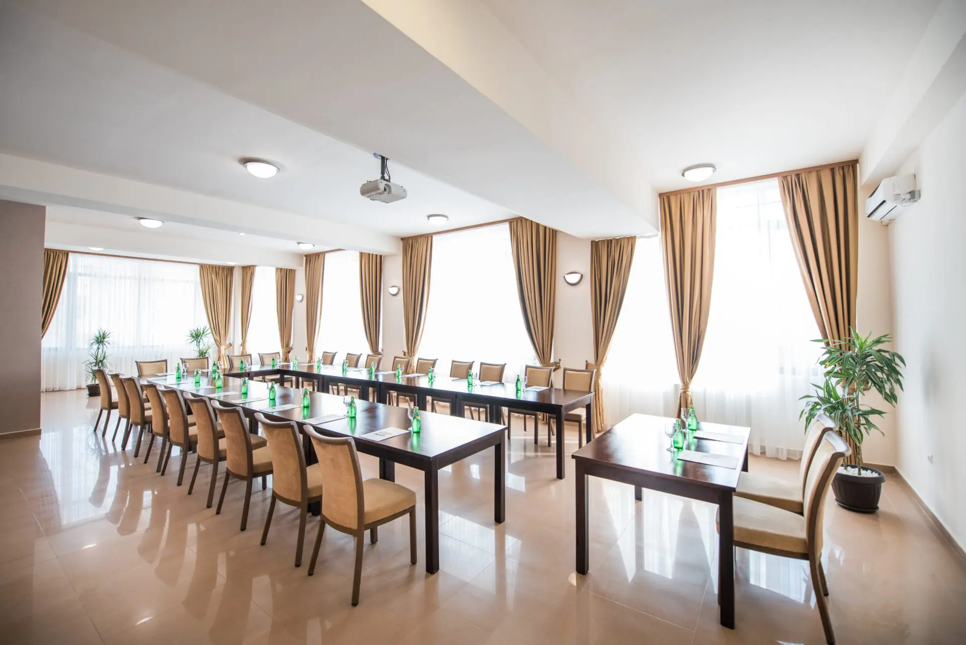 Cum să organizezi un eveniment corporate reușit pe litoral: opțiunea Hotel Oxford din Constanța