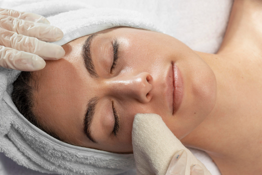 Rețeta unui ten luminos: beneficiile unui tratament facial de curățare și hidratare profesional